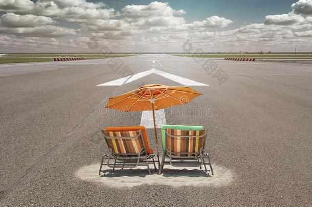 太阳灯浴浴床和太阳伞起立向机场跑道