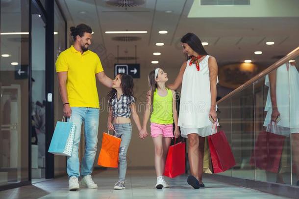 家庭和购物袋采用购物购物中心