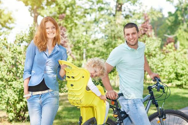幸福的家庭骑马自行车在指已提到的人公园