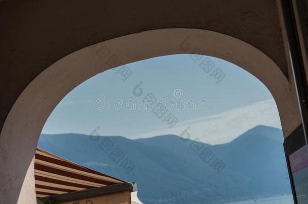 圆形的弓形山看法采用夏和房屋屋顶采用地中海