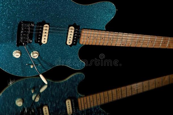 迷人的岩石吉他.电的吉他和充满生机的蓝色闪烁人名