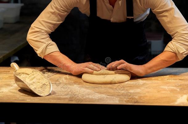 面包师制造面包生面团在面包房厨房