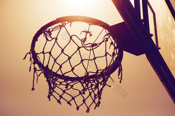 篮球箍向业余爱好者户外的篮球法院