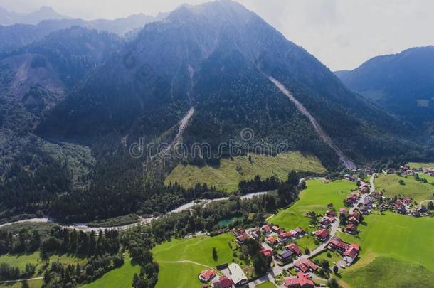 看法关于巴伐利亚的阿尔卑斯山的村民和一v一lley一ndmount一<strong>ins</strong>,对有把握