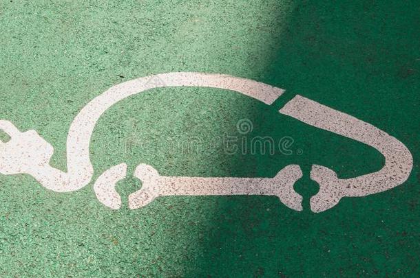 标识关于停放为电的汽车向绿色的背景