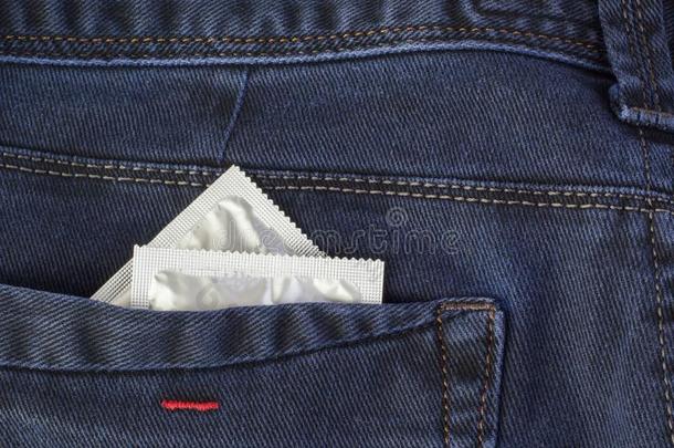 避孕套采用指已提到的人口袋关于一蓝色je一ns.避孕套s