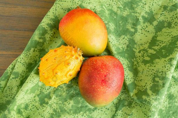 芒果和火参果甜瓜向一绿色的布看从一bove