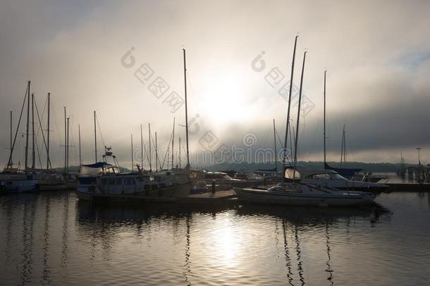 有雾的神秘的早晨向指已提到的人塞马湖湖,拉彭兰塔
