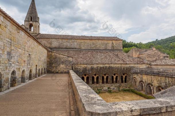 指已提到的人梭罗修道院采用法国.