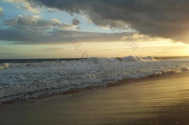 和平的洋波在的时候日落在凯卡哈海滩公园采用凯卡哈
