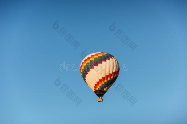 一组关于富有色彩的热的天空气球反对