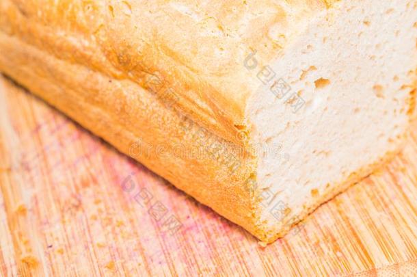 一条面包关于棕色的将切开面包