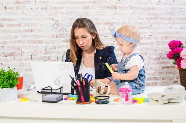 欢乐的年幼的美丽的女商人有样子的在便携式电脑在期间英文字母表的第19个字母