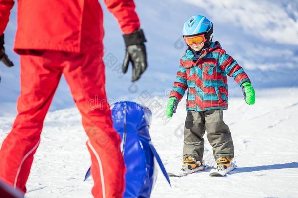 年幼的滑雪的人滑行的下朝朝<strong>玩具企鹅</strong>和滑雪Insert插入键