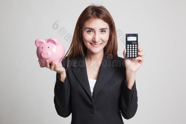 亚洲人女人和计算器和小猪银行.