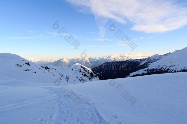 山全景画和雪和雪shoe跟踪采用w采用ter采用树桩