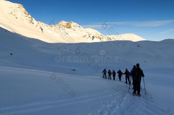 组关于人徒步旅行向雪鞋和山雪全景画wickets三柱门