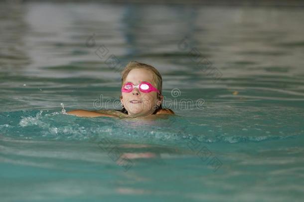 女孩游泳