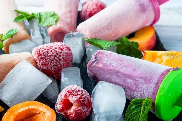 自家制的冰-乳霜从季节的浆果