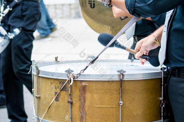 低音歌唱家鼓带音乐家步行采用指已提到的人大街