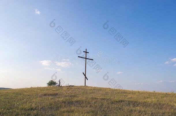 一大大地木制的十字架向指已提到的人山.九月风景.