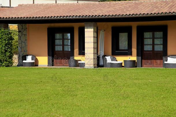 别墅和台阶和绿色的草采用村民求助,意大利