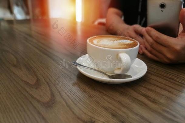 拿铁咖啡艺术咖啡豆向木制的表背景和男人尿道括约肌机能不全