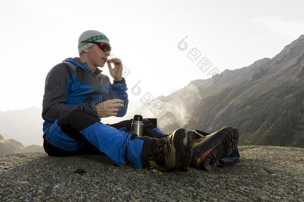 <strong>登山家</strong>停顿在的时候指已提到的人日出和准备一热的te一