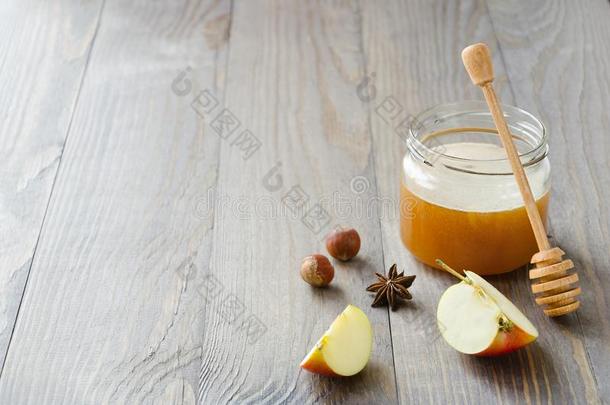 罐子关于蜂蜜和蜂蜜粘贴,部分关于苹果,榛实和一