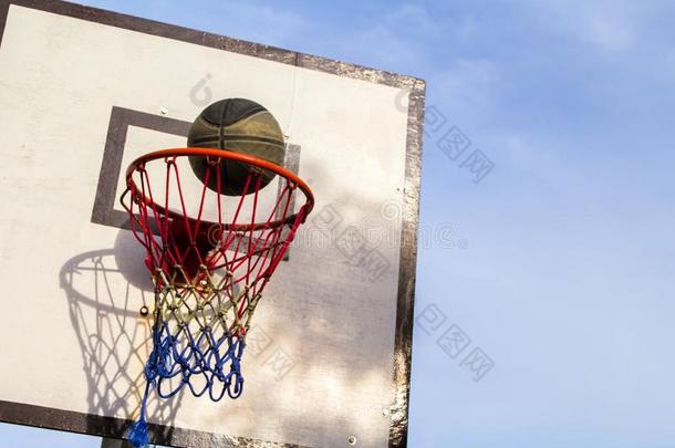 篮球游戏户外的设备.篮和球.精确的balancing平衡