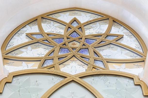 <strong>玻璃窗装饰</strong>和金色的几何学的形状采用酋长扎叶