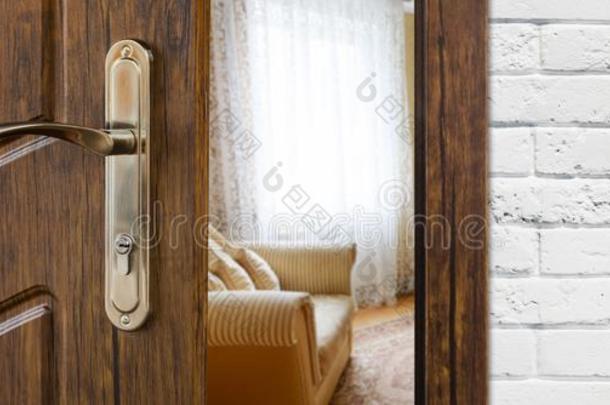 一半的敞开的门关于一现代的活的房间特写镜头.