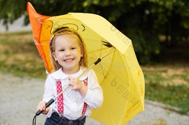 年幼的女孩和黄色的雨伞