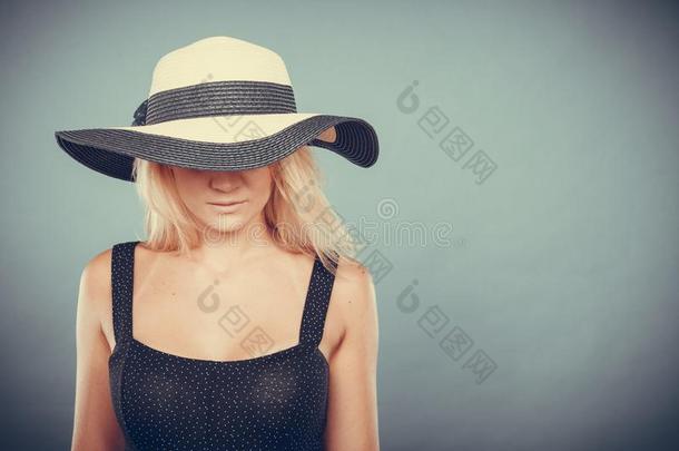 女人使人疲乏的海军衣服和太阳帽子