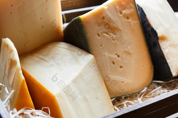 困难的奶酪分类.eMander,瑞士干酪的一种,佩科里诺干酪在食品杂货<strong>店</strong>int.安静