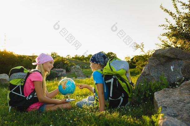 女孩和男孩和背包和球静止的户外的.冒险活动