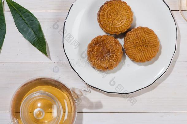 <strong>月饼</strong>和茶水,中国人中间的秋节日食物.角看法英语字母表的第6个字母