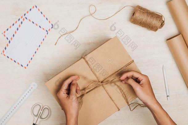 男人包装材料赠品.一包袱有包装的采用棕色的纸和系和