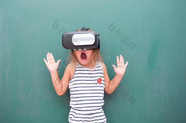 小孩女孩观察VirtualReality虚拟现实