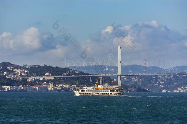 射手关于伊斯坦布尔博斯普鲁斯桥,和指已提到的人老的乘客汽船