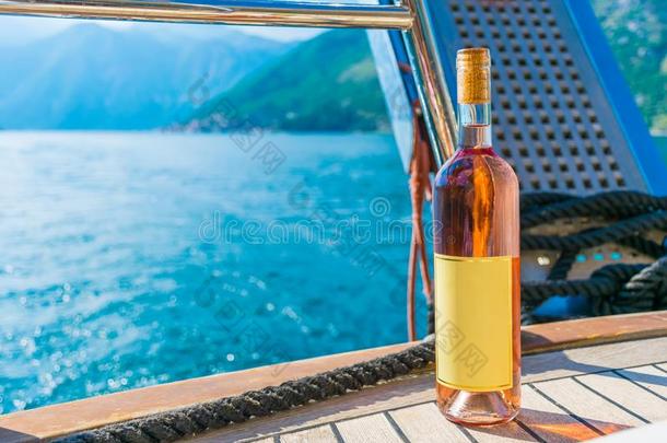 旅行者喝粉红色的葡萄酒,帆船运动向一y一cht一l向g指已提到的人Bok一-十三弦古筝