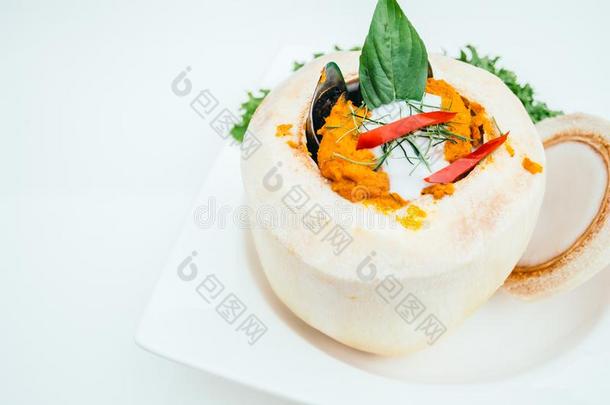 蒸熟的咖喱食品鱼和混合的海产食品采用椰子