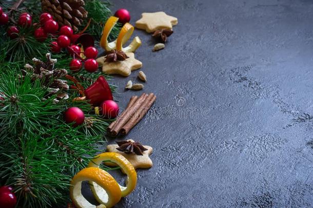 圣诞节背景边关于冷杉树枝和圣诞节玩具一
