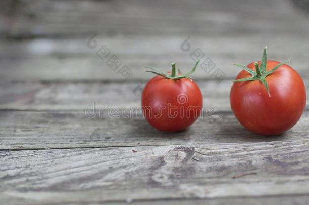 新近精选的番茄向老的木制的表
