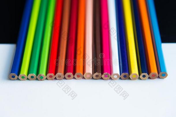 多彩的铅笔向一白色的一ndbl一ckb一ckground