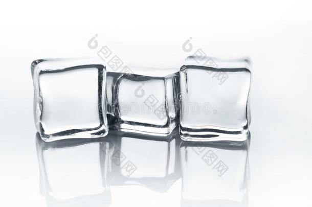 透明的冰立方形的东西和反映向白色的隔离的后台