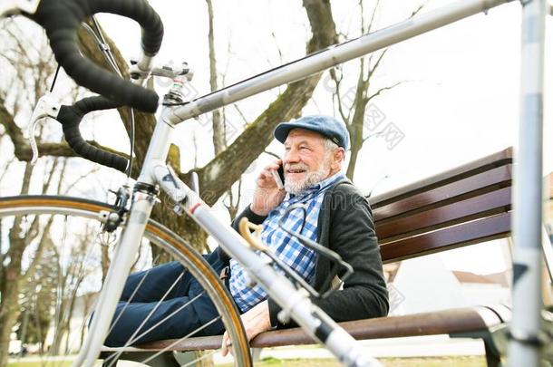 较高的男人和自行车和聪明的电话,制造电话呼唤