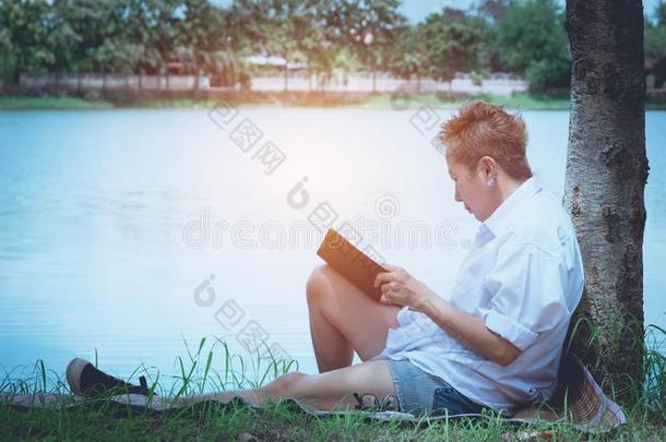 女人阅读一书享有关于休息.女人h一nd佃户租种的土地一书