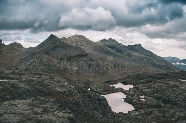 高的高度多岩石的风景和小的湖.宏伟的阿尔卑斯山的英语字母表的第12个字母