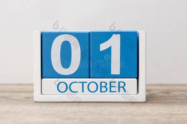 <strong>十月</strong>1SaoTomePrincipe圣多美和普林西比.<strong>十月</strong>1白色的和蓝色木制的日历向光